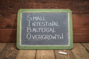 שלט שעליו כתוב סיבו באנגלית (SIBO) ו: small intestinal bacterial overgrowth