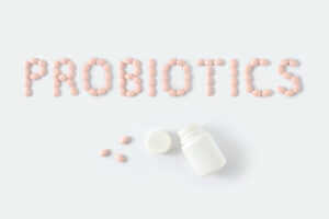 פרוביוטיקה הליקובקטר: בתמונה בקבוק של תוסף עם כדורים היוצרים את המילה "פרוביוטיקה"