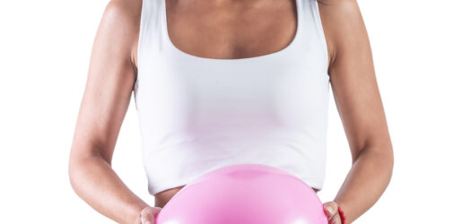 נפיחות בבטן: תמונה של אישה עם בלון על הבטן